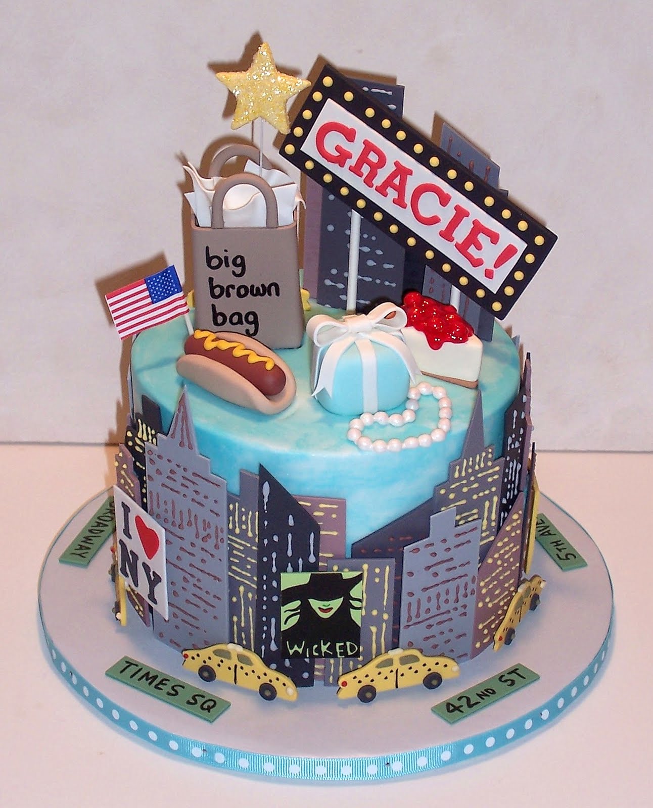 9 Photos of NYC Themed Birthday Cakes