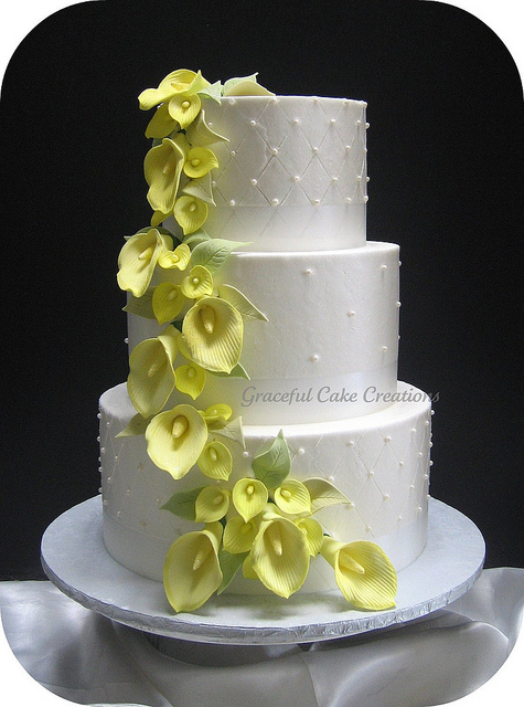 10 Photos of Wedding Cakes With Buttercream And Lilies