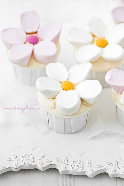 Easy Marshmallow Flower Cupcakes