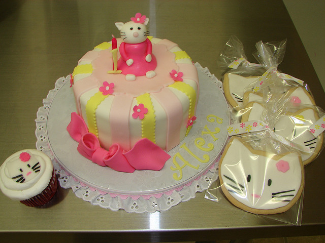 Hello Kitty Birthday Cake and Cupcakes