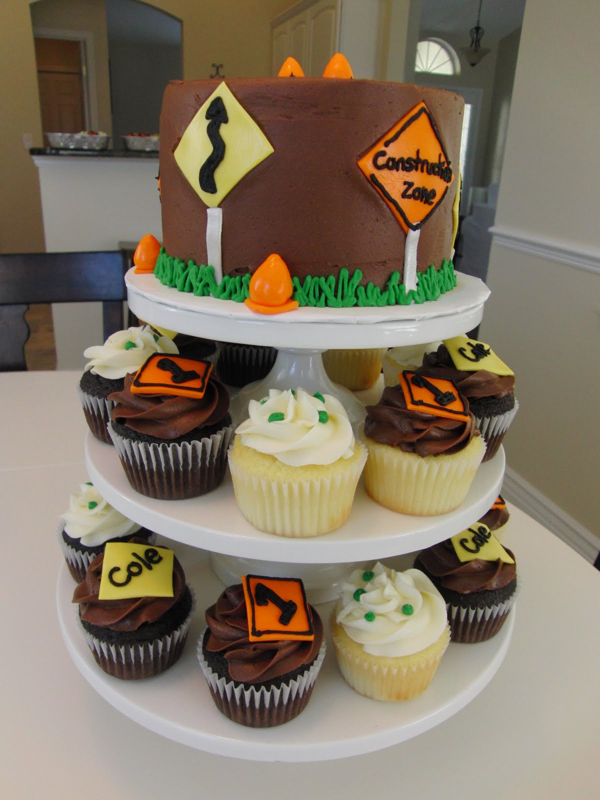 12 Photos of Construction Birthday Cake Cupcakes