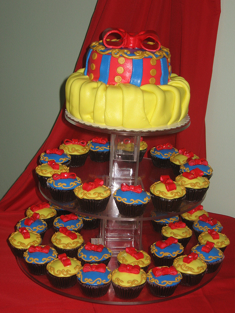 Snow White Cake and Cupcakes