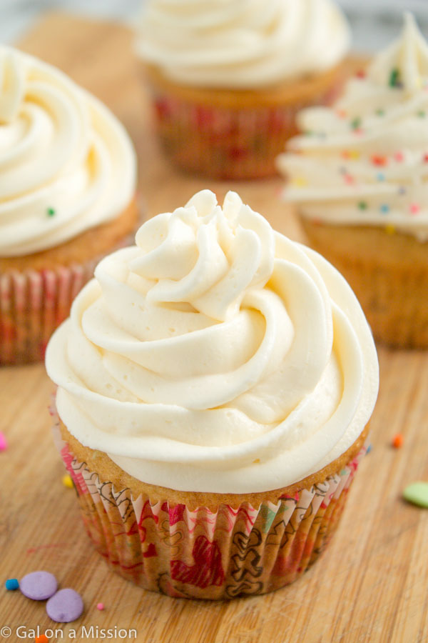 Vanilla Cupcakes with Buttercream Frosting