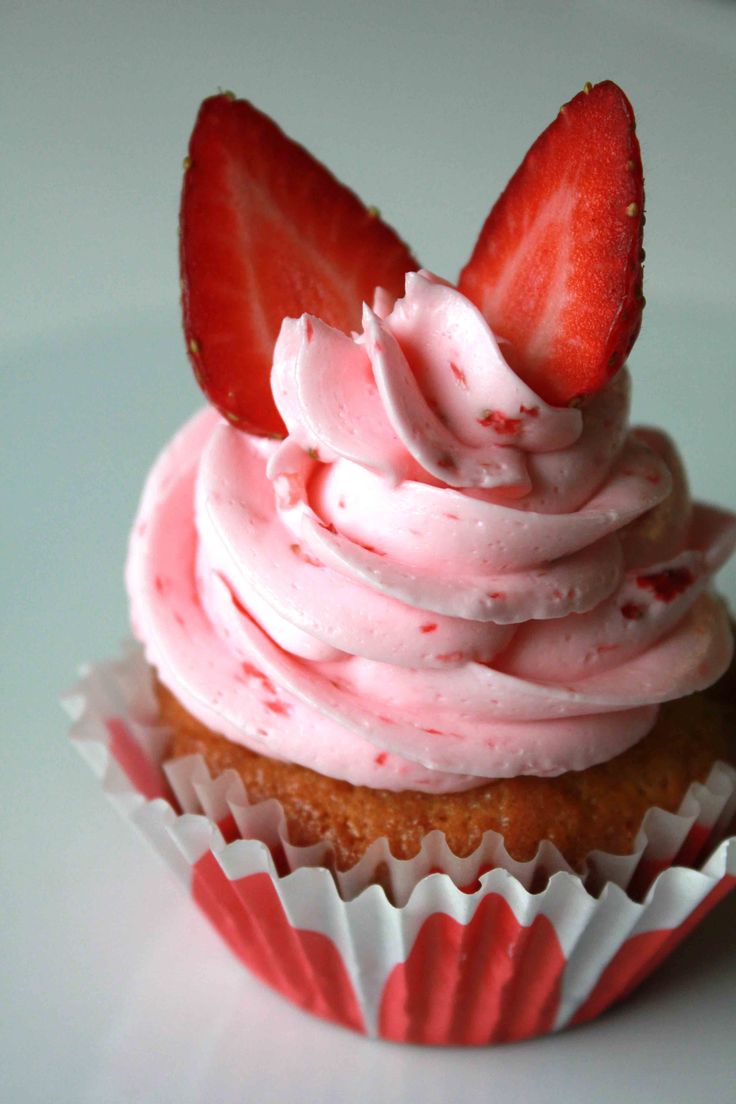 Vanilla Cupcakes with Strawberry