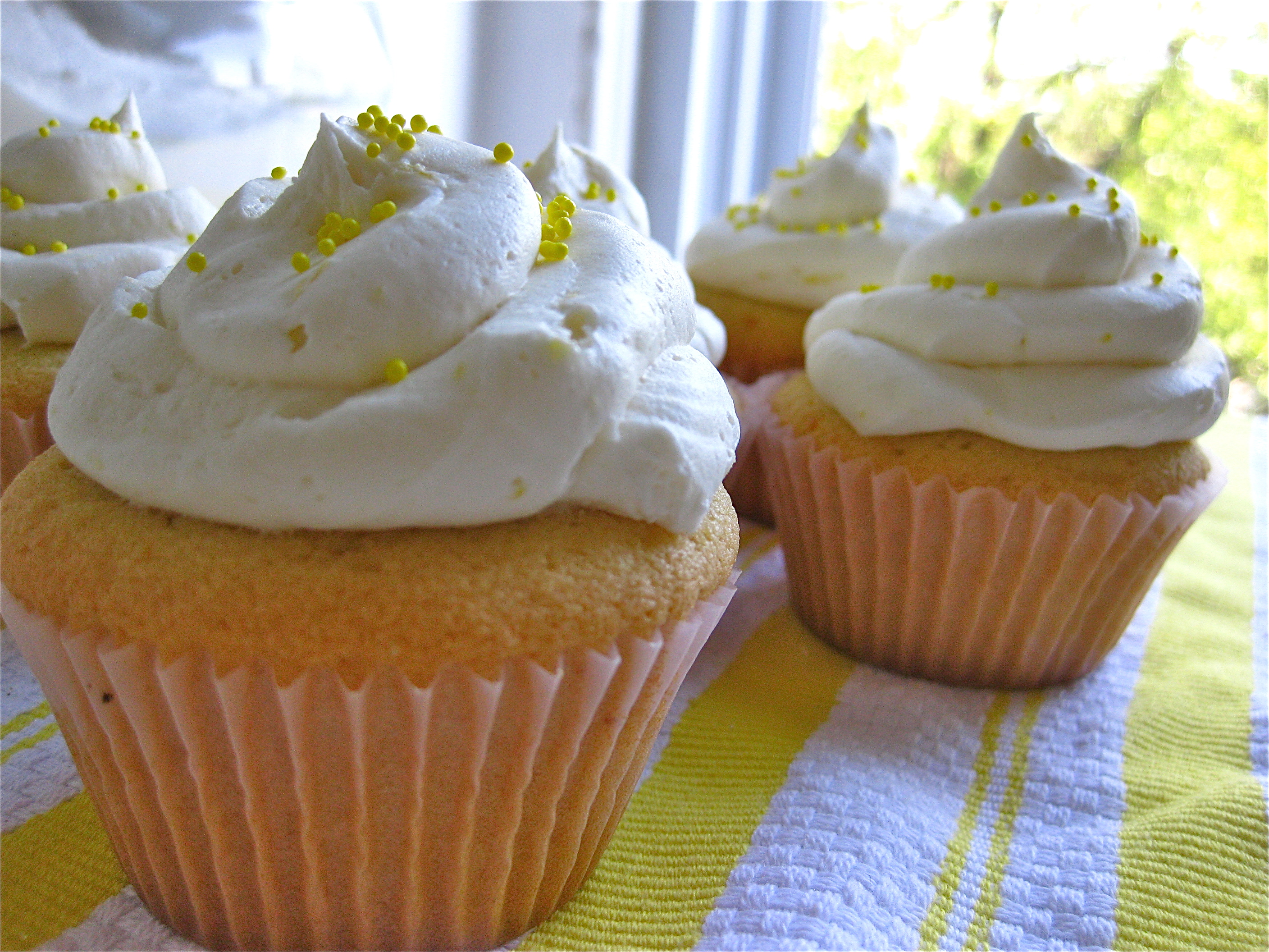 Lemon Cupcakes with Buttercream Frosting