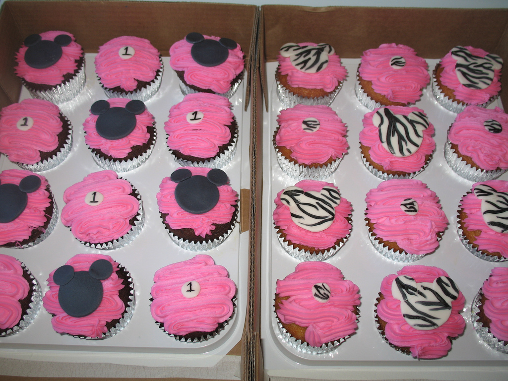 Minnie Mouse Baby Shower Cupcakes