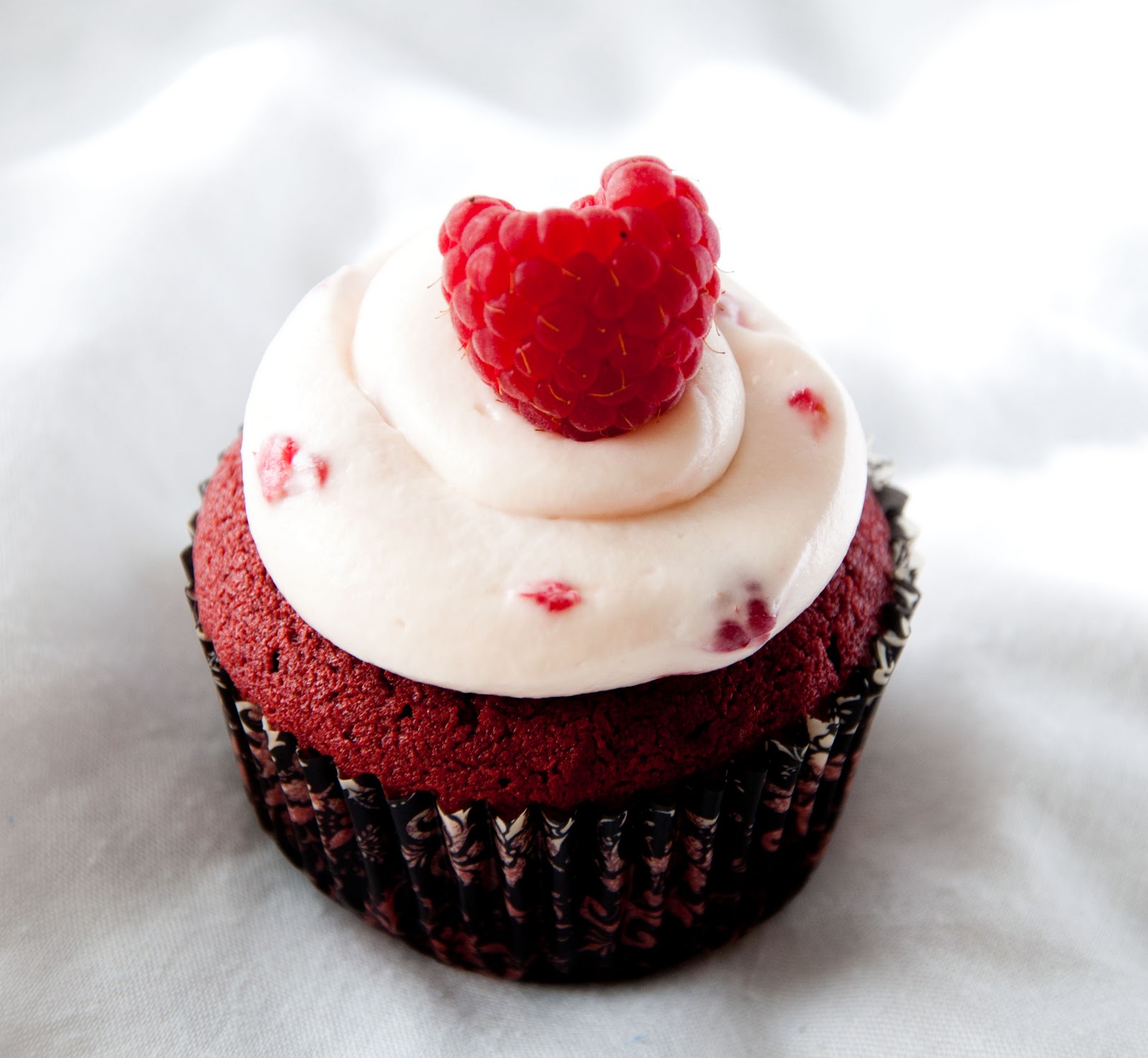 10 Photos of Valentine's Red Velvet Cupcakes With Marshmallow Icing