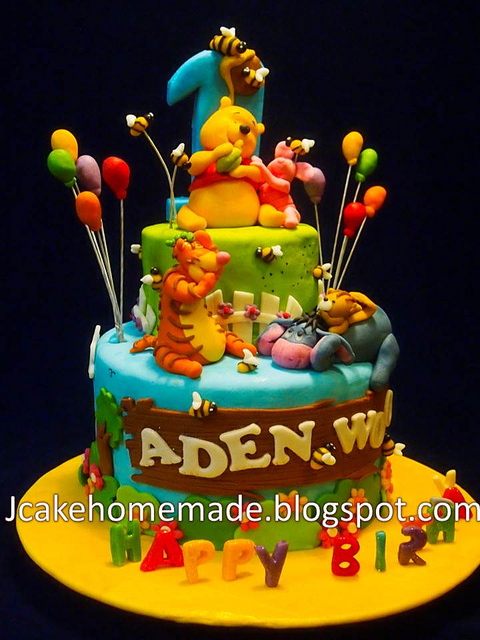 Winnie the Pooh Happy Birthday Cake