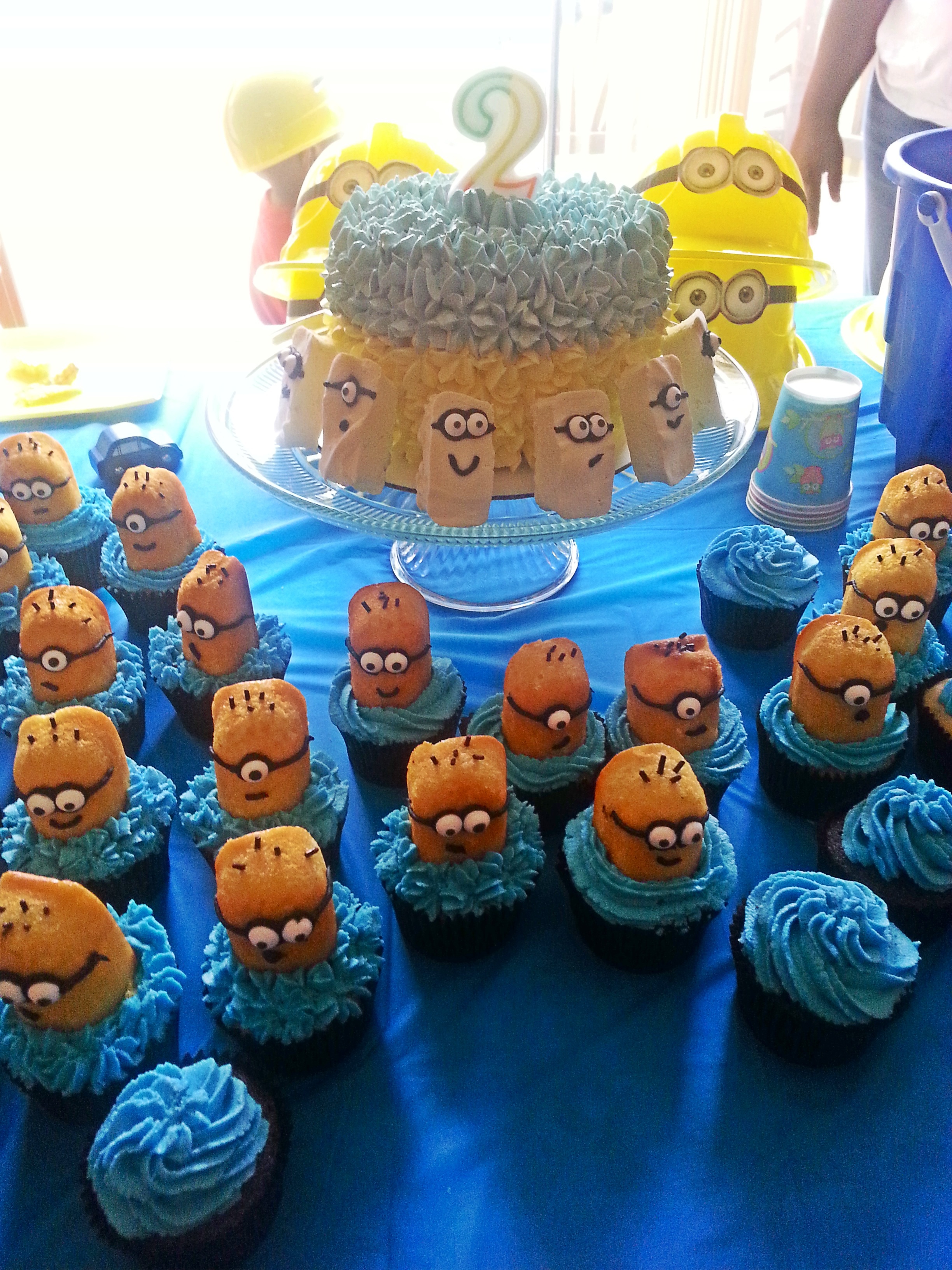 Despicable Me Minion Cupcake Cake