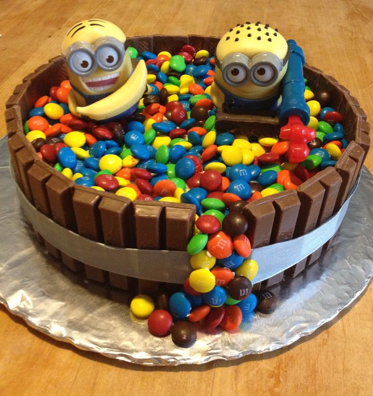 Minion Cake Kit Kat