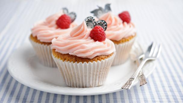 Raspberry and Cream Cupcakes