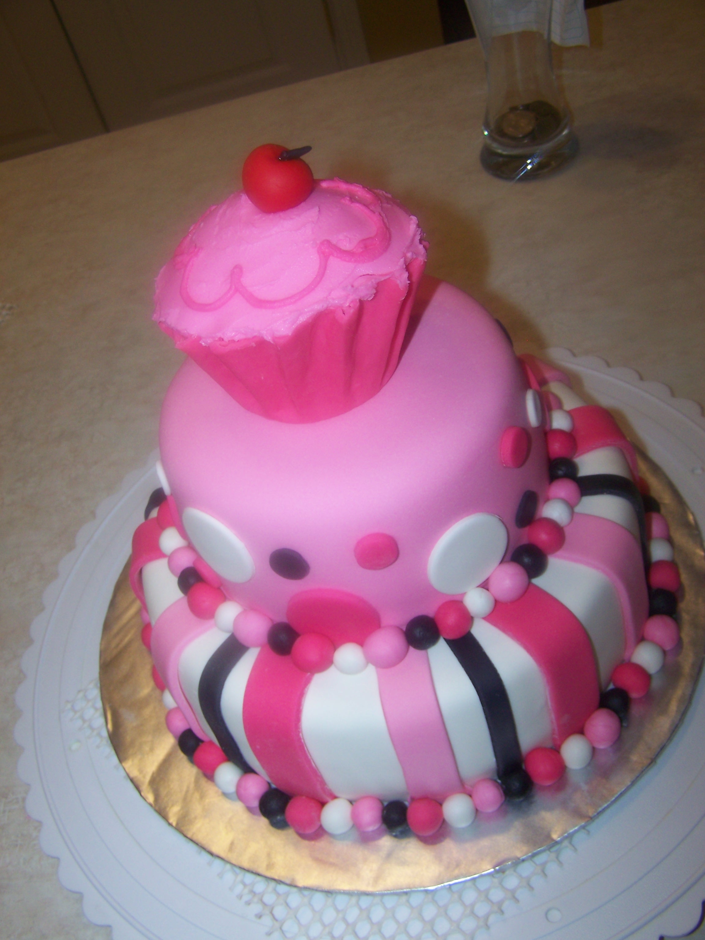 6 Photos of Little Girls Birthday Cake And Cupcakes