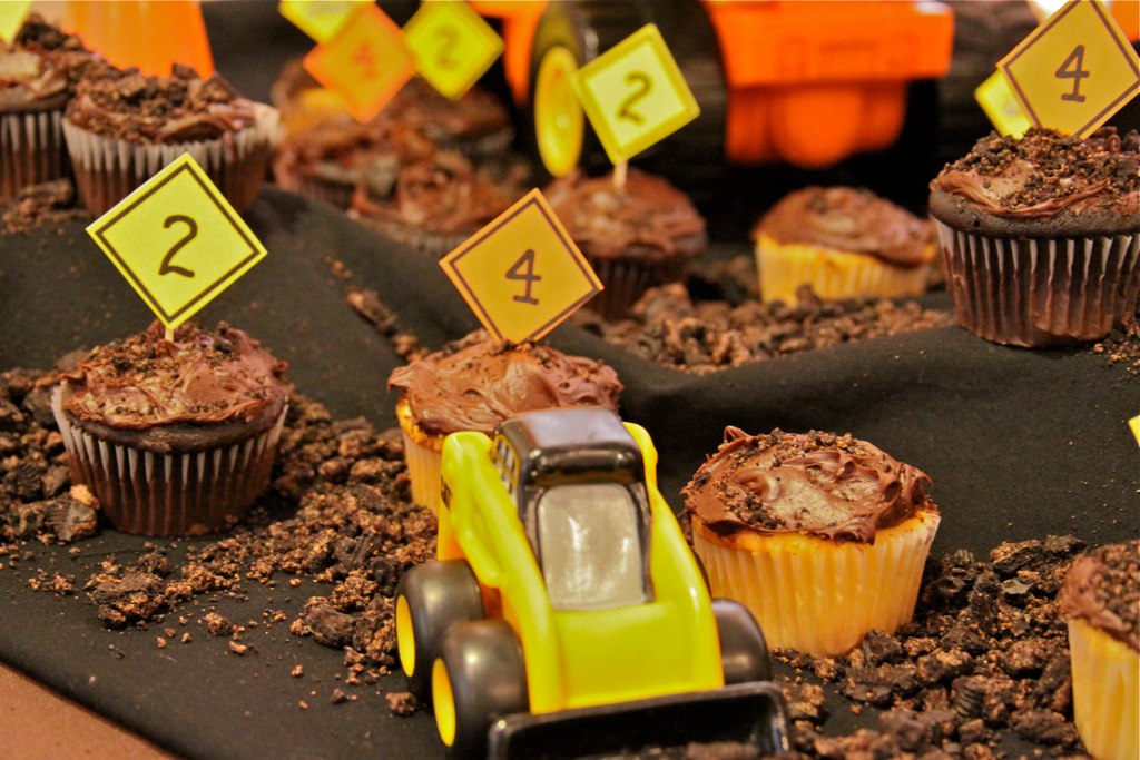 Construction-Birthday-Party-Cupcakes