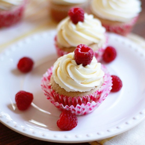 Cupcakes with Whipped Cream Frosting Recipe