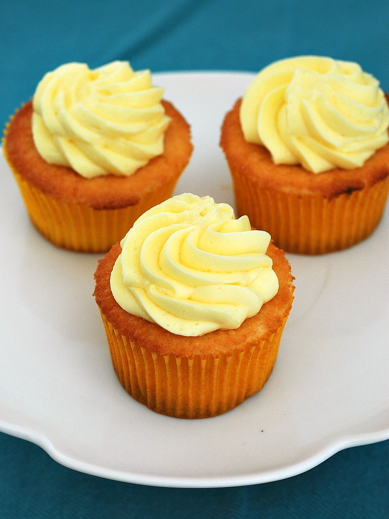 Vanilla Cupcakes with Lemon Curd Filling