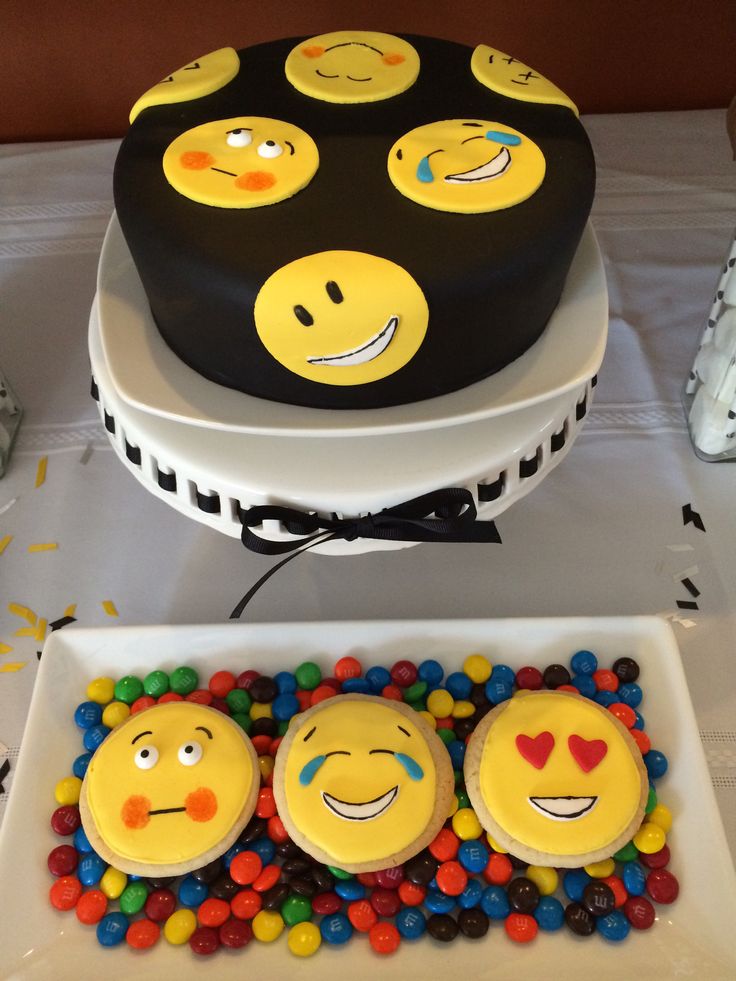 11 Photos of Emoji Themed Birthday Cakes