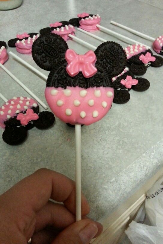 Minnie Mouse Oreo Cookie Pops