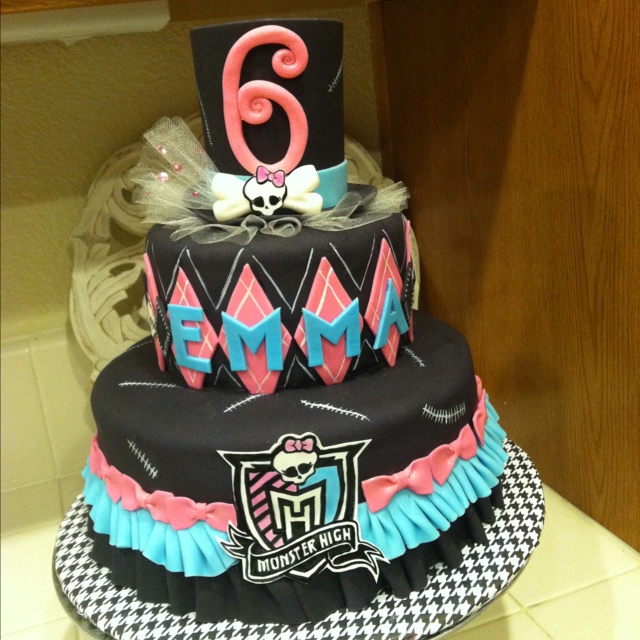 11 Photos of Jennifer With Monster High Cakes