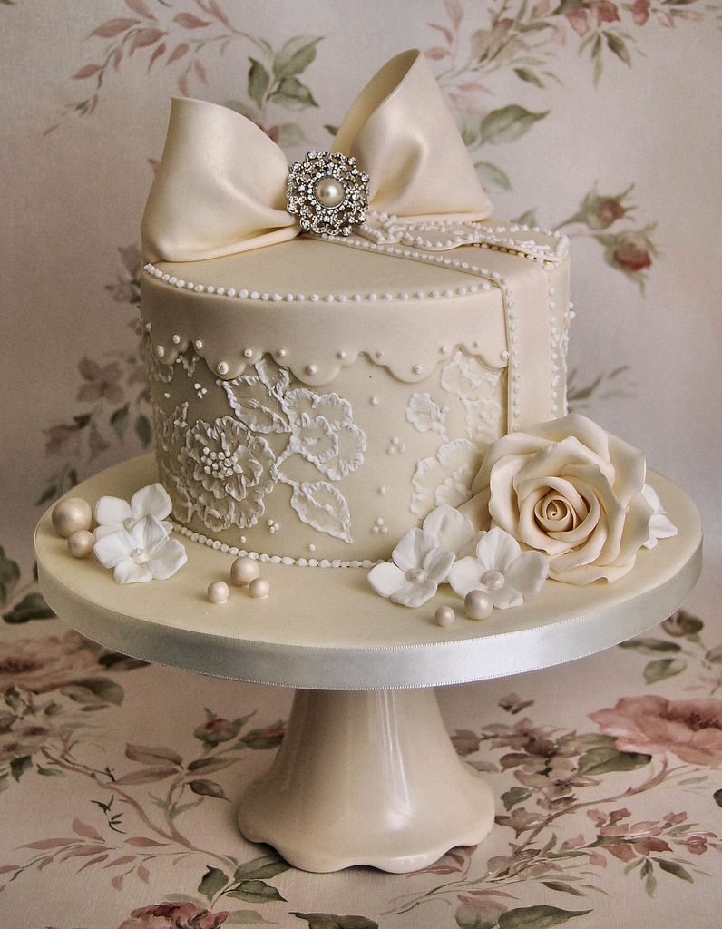 6 Photos of Happy Birthday Cakes With Pearls And Lace