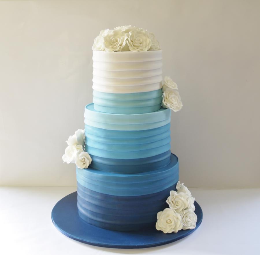 Свадебный торт в синих тонах без мастики