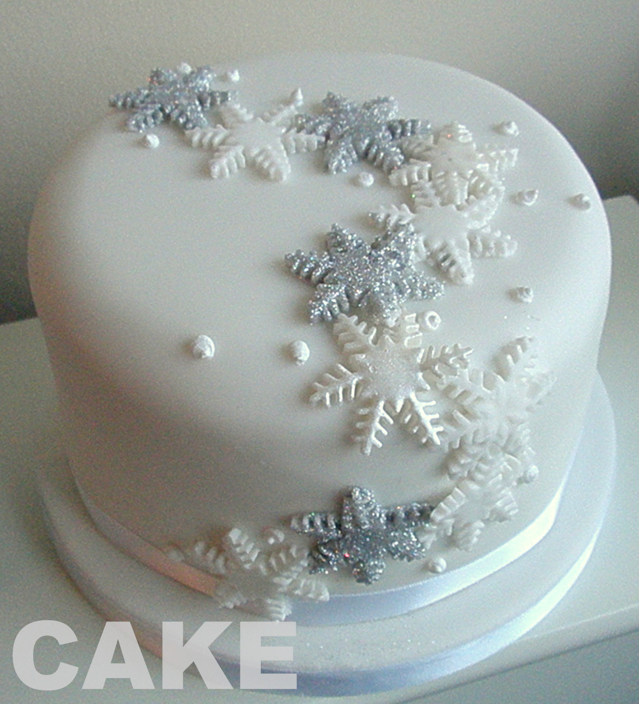 11 Photos of Christmas Cakes With Snowflakes