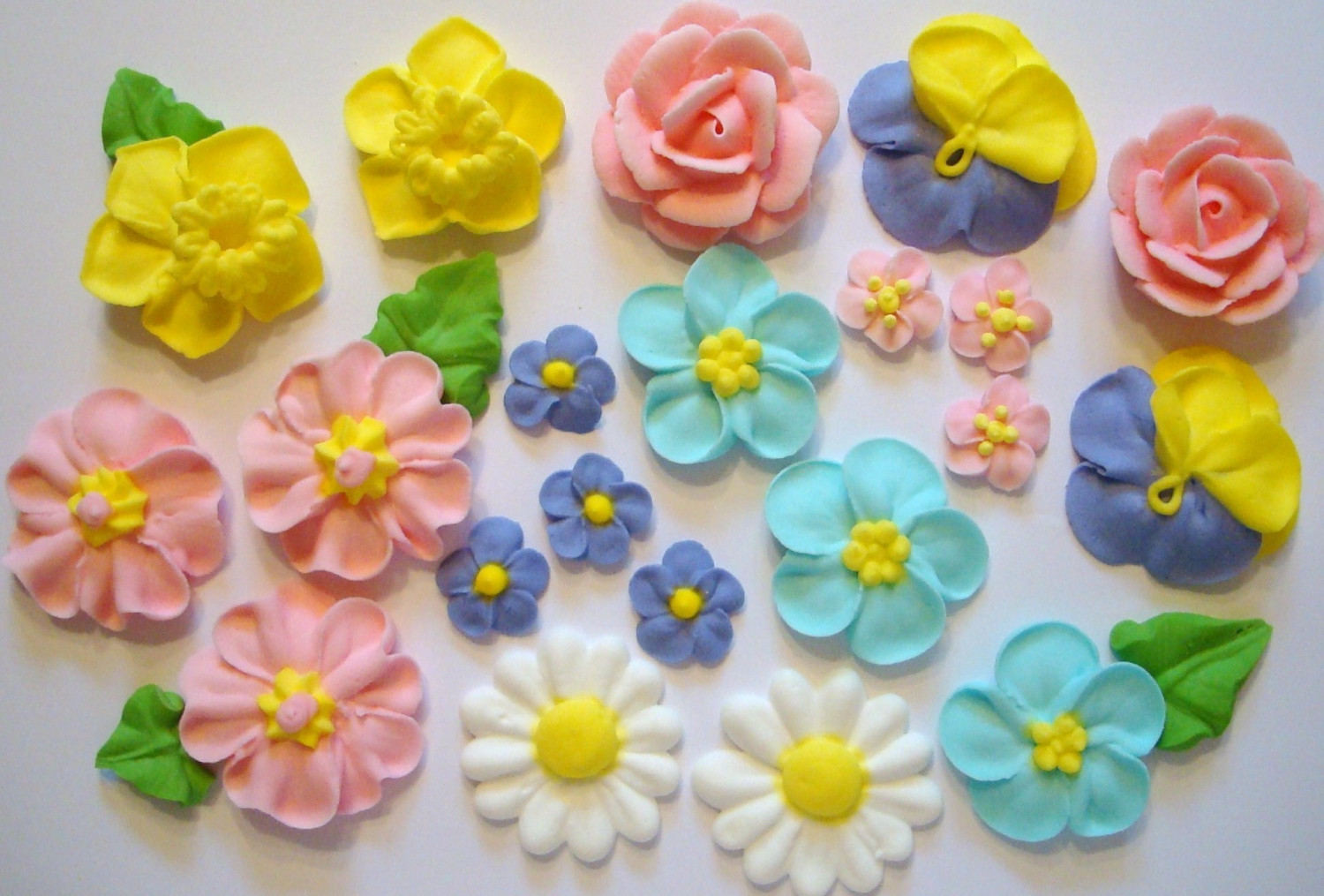 12 Photos of Cakes Decorated With Royal Icing Flowers