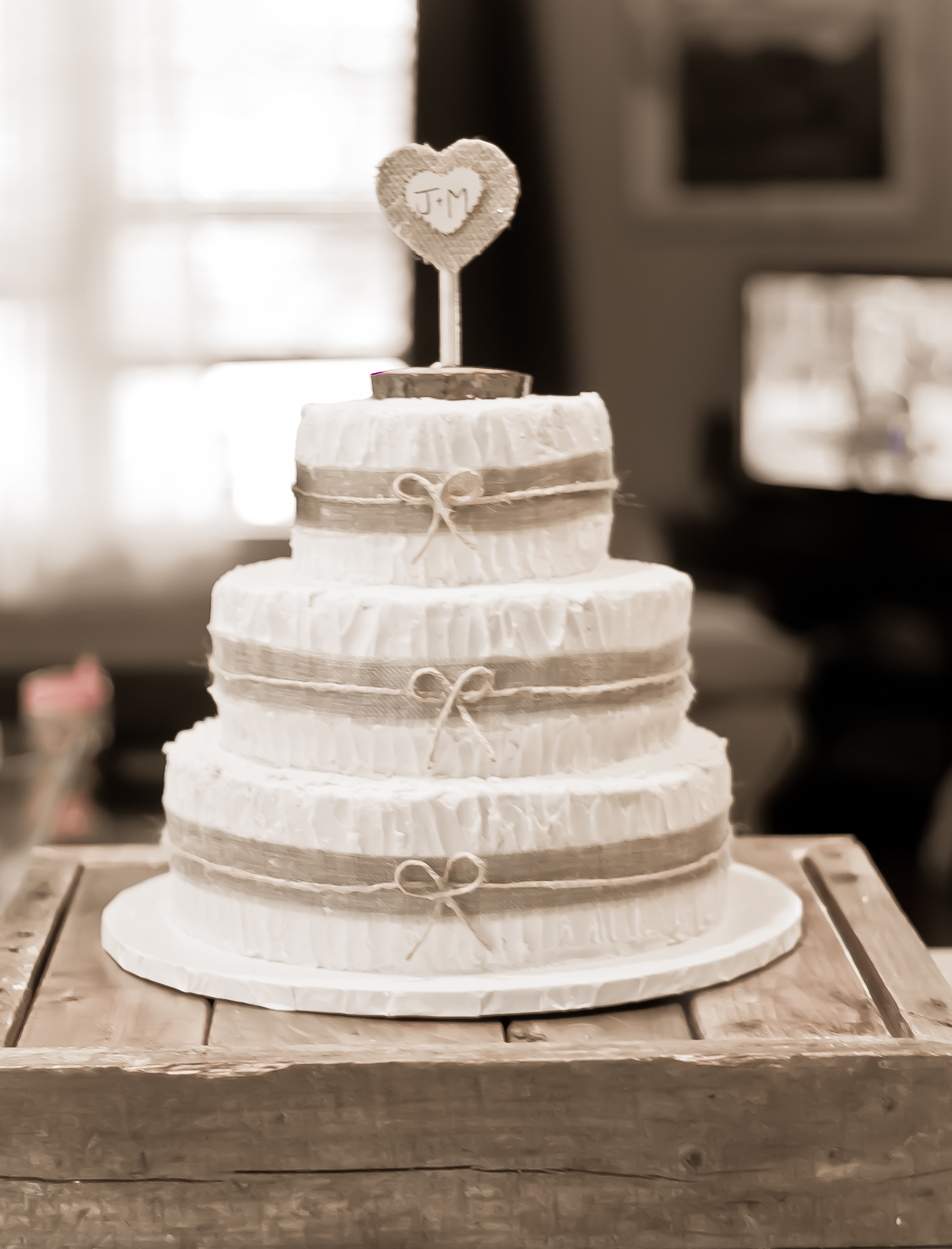 Rustic Wedding Cake with Burlap