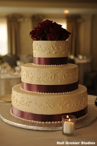 11 Photos of Victorian Cream Colored Square Wedding Cakes