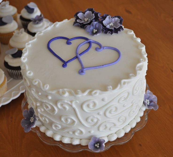 Round Wedding Cakes with Hearts