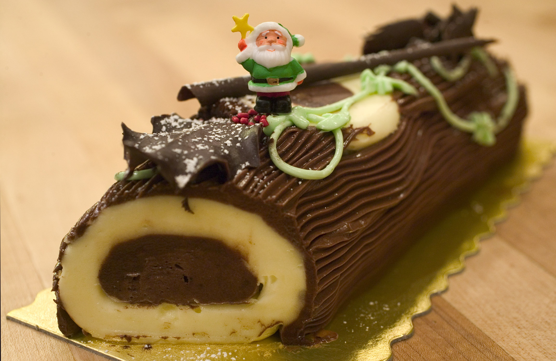 9 Photos of French Christmas Decorated Cakes