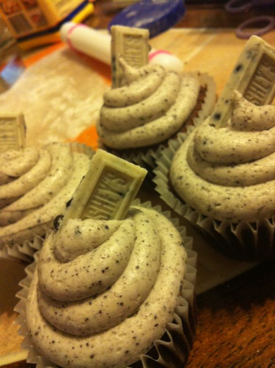 Cupcakes with Cookies and Cream Hershey Bar