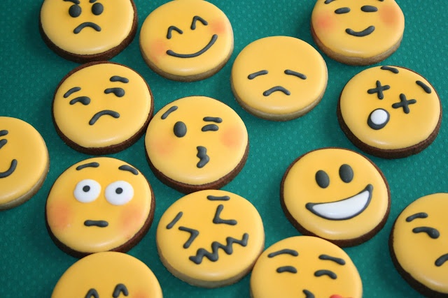 10 Photos of Emoji Valentine C Cupcakes