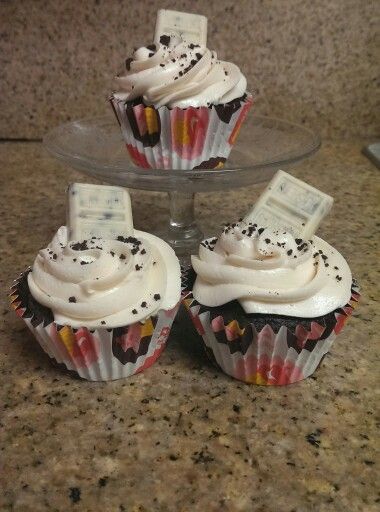 Hersheys' Cookies and Cream Cupcakes