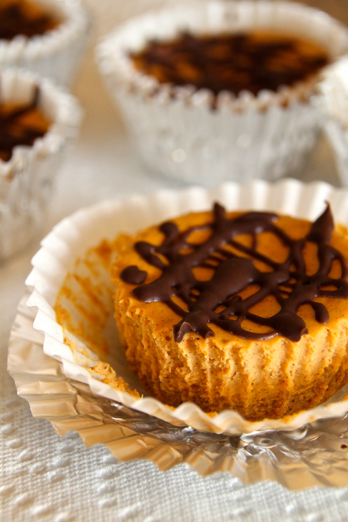 Mini Cheesecakes with Graham Cracker Crust