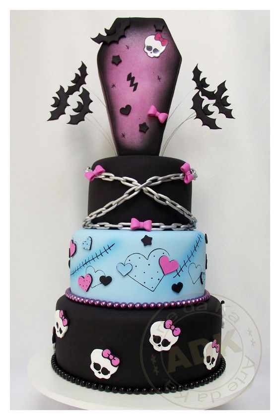 12 Photos of The World's Smallest Monster High Cakes