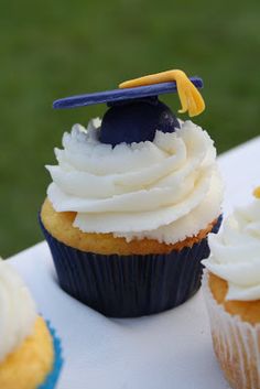 Graduation Cap Cupcake Cake