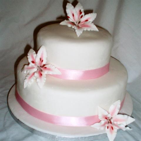 8 Photos of Lily Themed Cakes