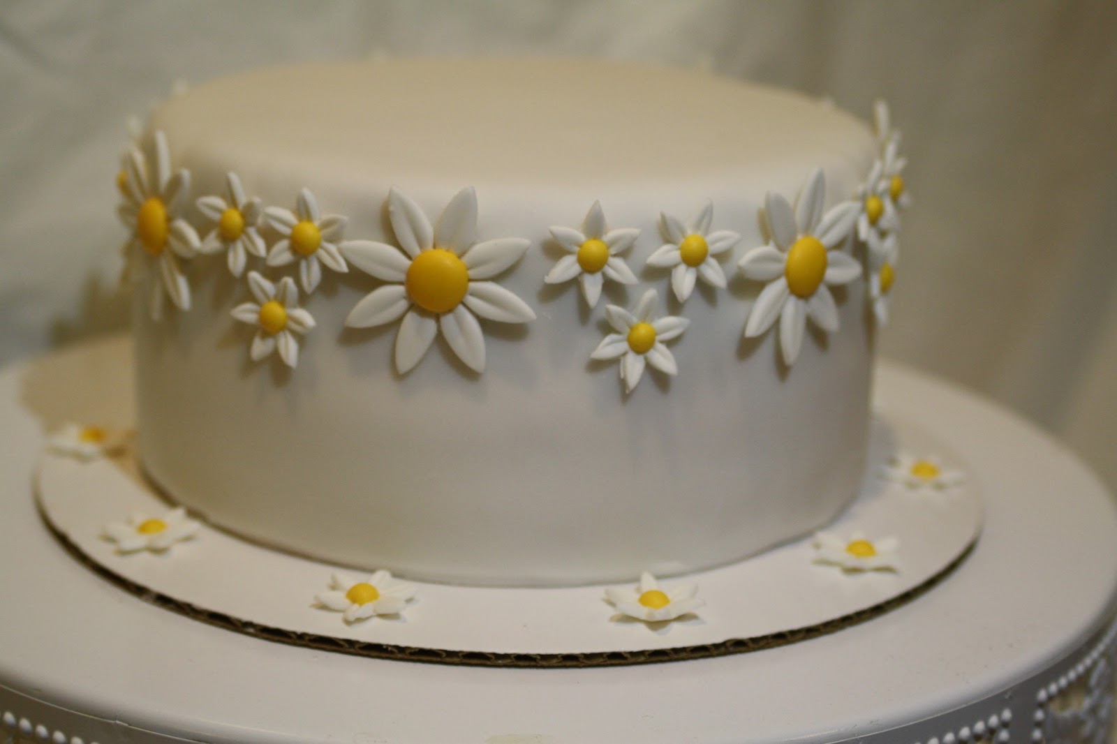 11 Photos of Cakes With Daisy Theme