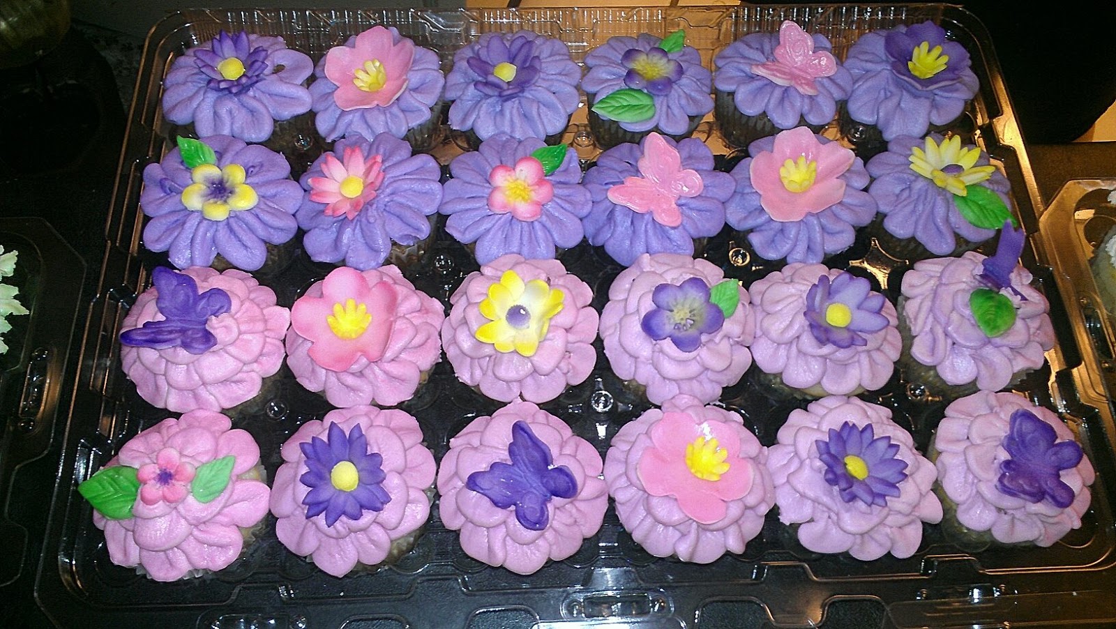 Baby Shower Cake with Cupcakes