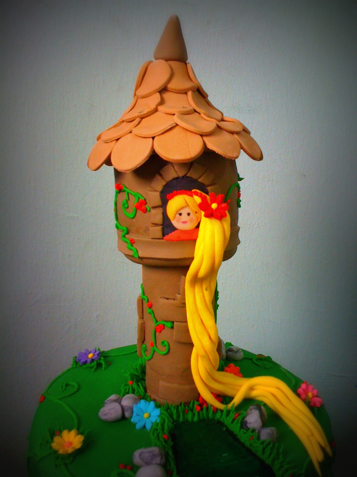 Tangled Rapunzel Cake