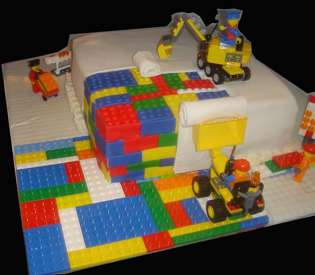 Construction LEGO Birthday Cake