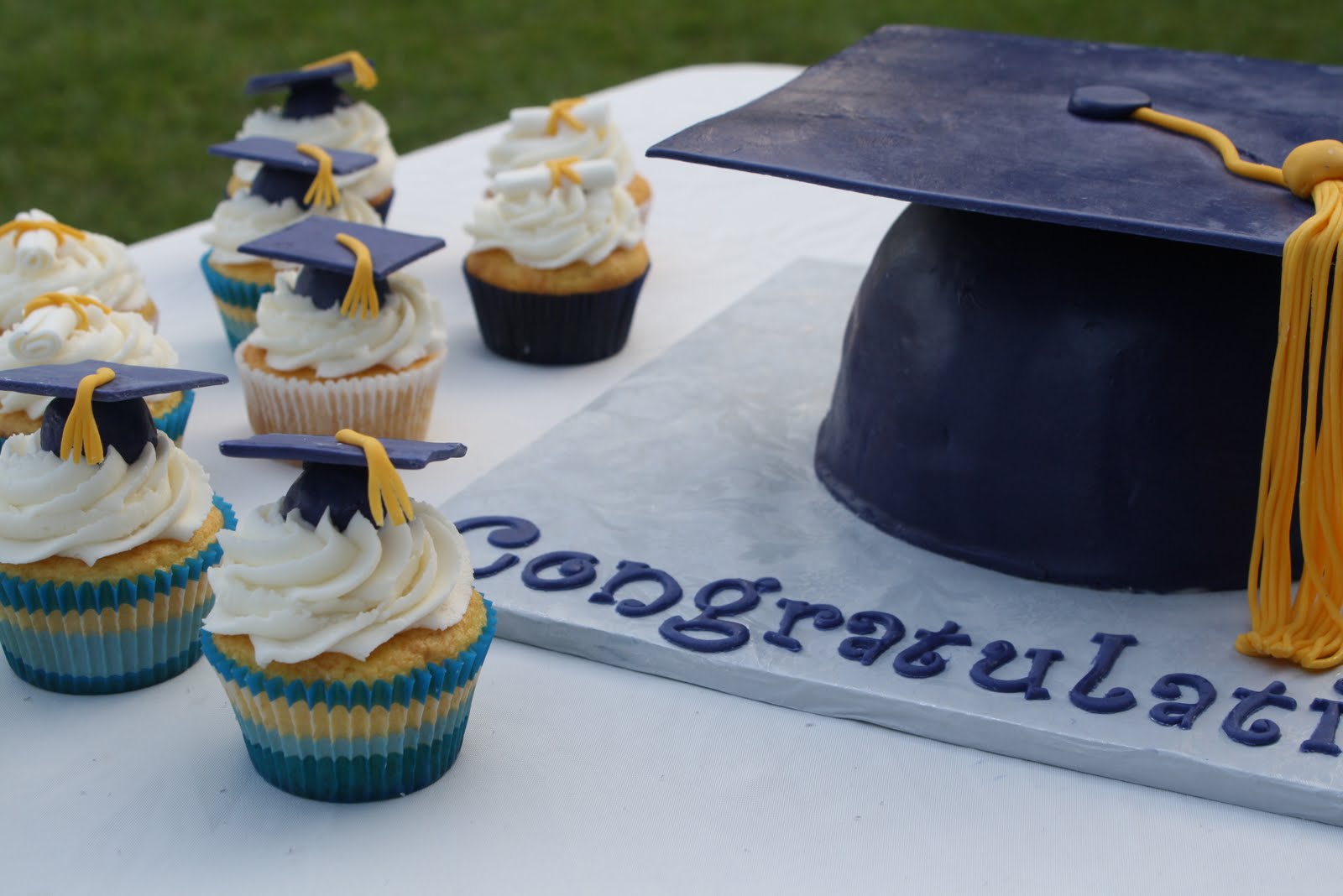 Graduation Cap Cupcake Cake