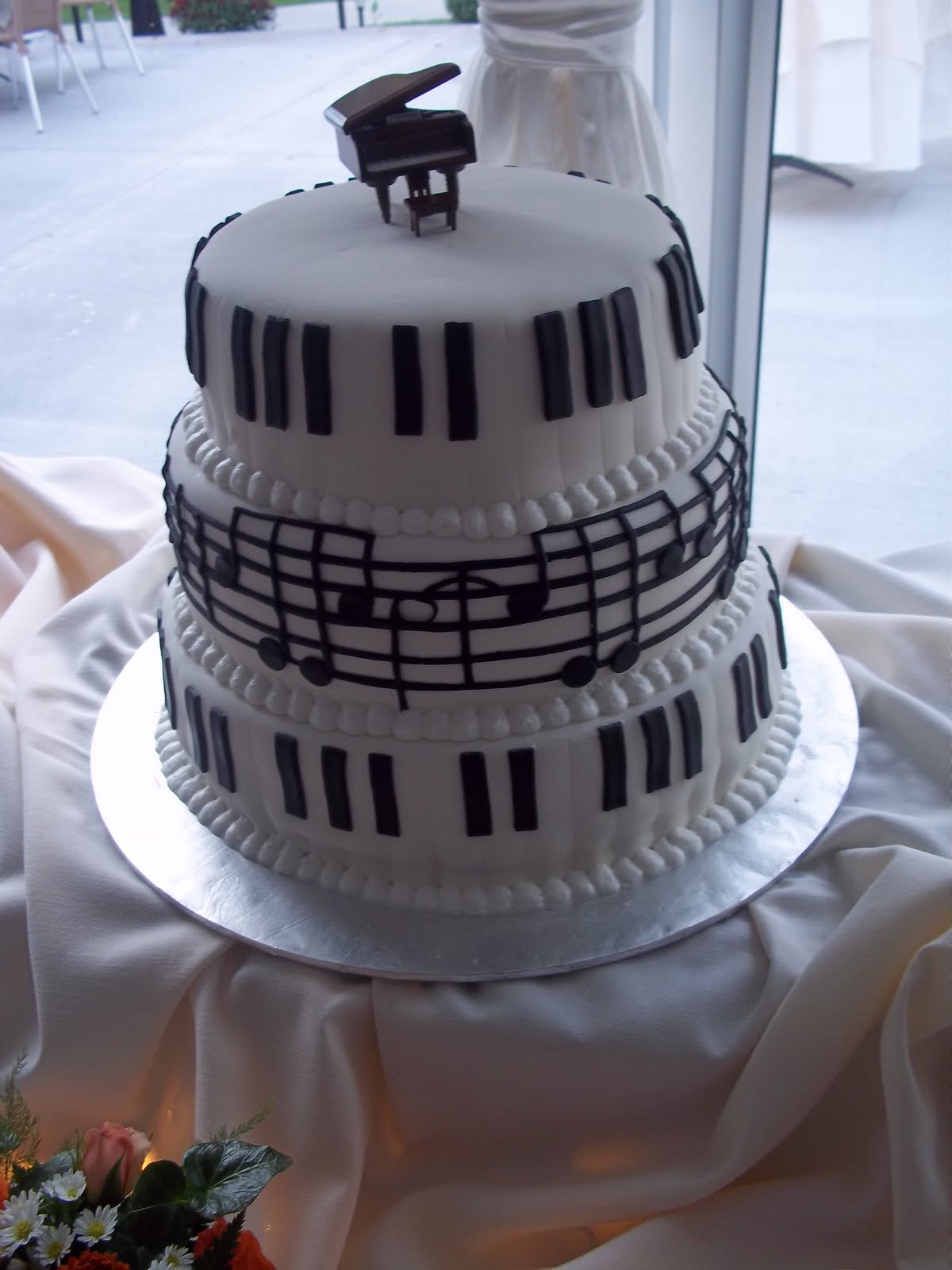 Piano-Wedding-Cake-Music