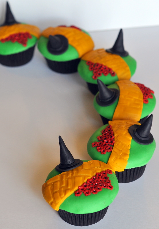 12 Wizard Of Oz Poppy Cupcakes Photo Poppies Wizard Of Oz