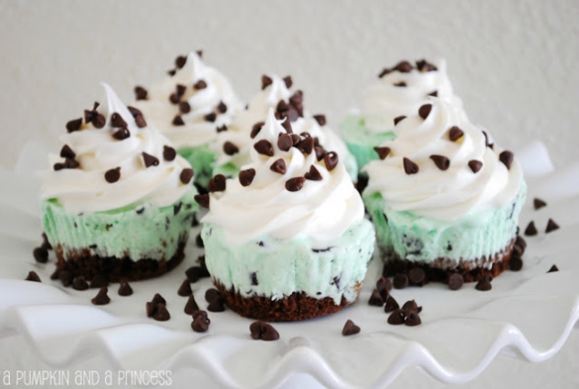 Mint Chocolate Chip Ice Cream Cupcakes