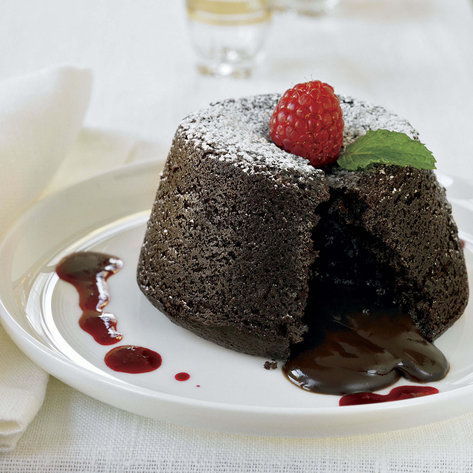 Шоколадный десерт. Лава кейк. Choco Lava Cake. Торт шоколадная лава. Торт лава кейк.