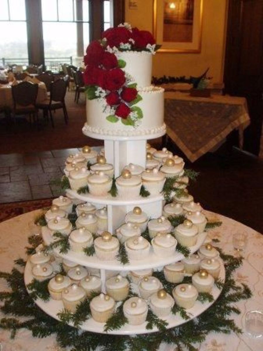 Christmas Wedding Cake with Cupcakes