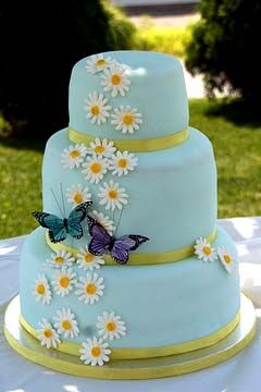 12 Photos of Cakes Decorated With Gold Butterflies