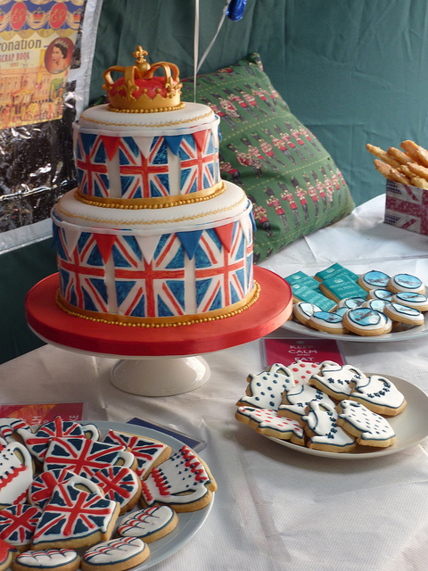 12 Photos of English Themed Cakes