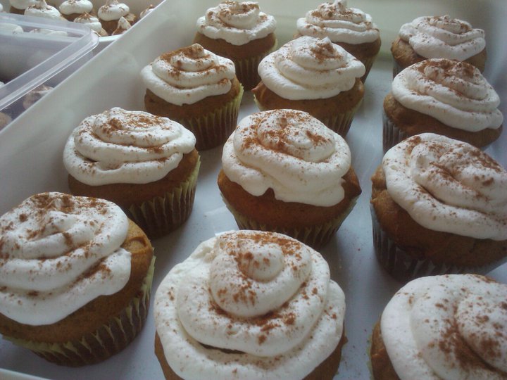 Pumpkin Pie with Whipped Cream Cheese Frosting Cupcakes